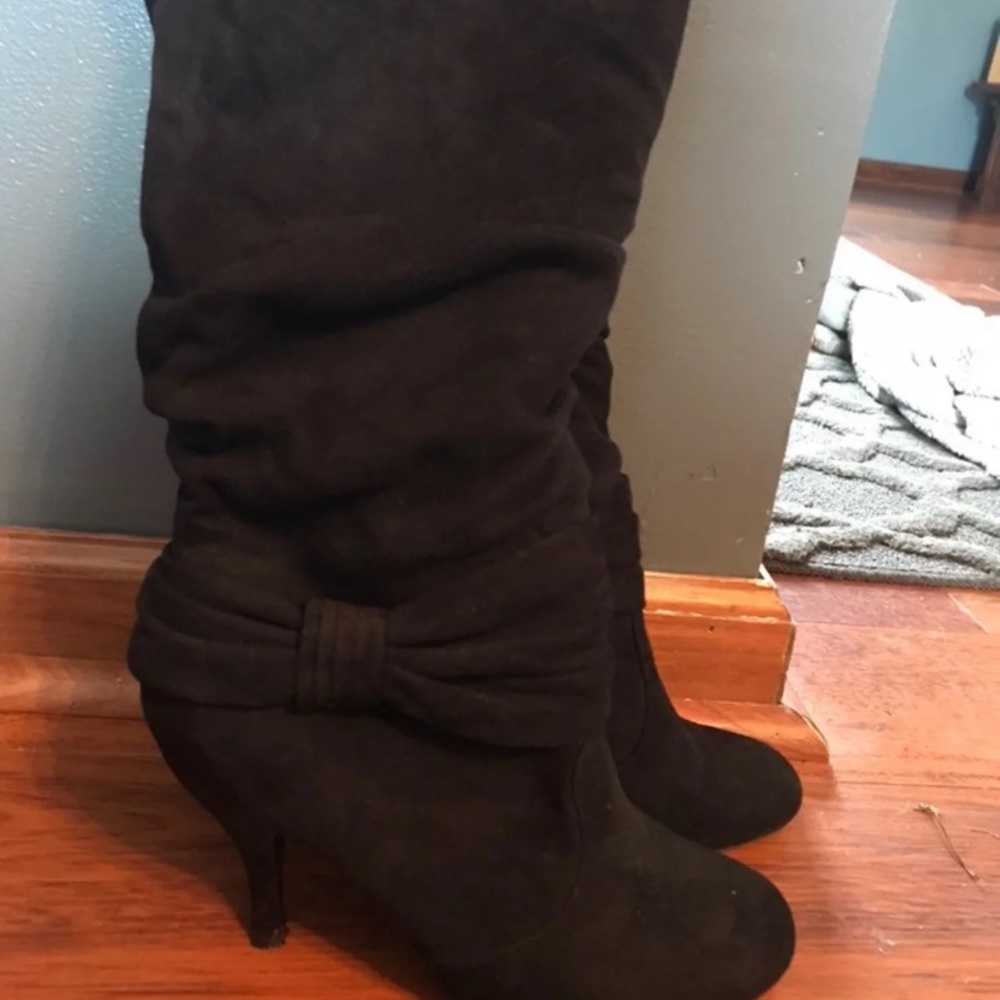 Black boots size 8